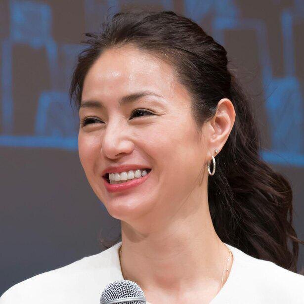 井川遥 猫に寄り添う 寝顔 に すっぴん美しすぎる 猫になりたい の声 ニコニコニュース