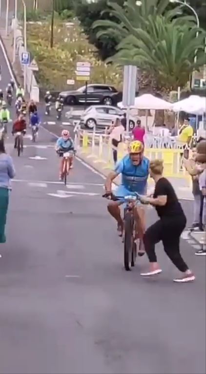 動画】自転車レースでまたも女性がやらかし大惨事 意識不明で病院に 