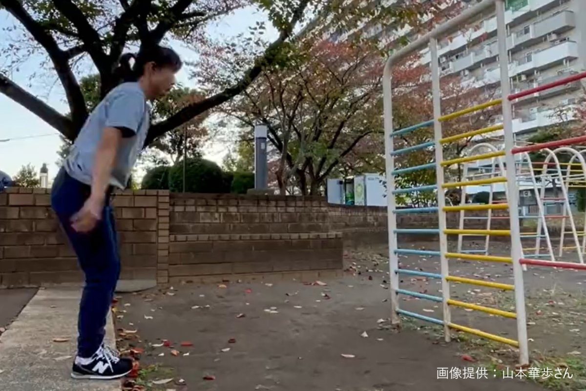 公園の遊具の前に立つ女性 その後の行動が 理解が追いつかなかった と話題 ニコニコニュース