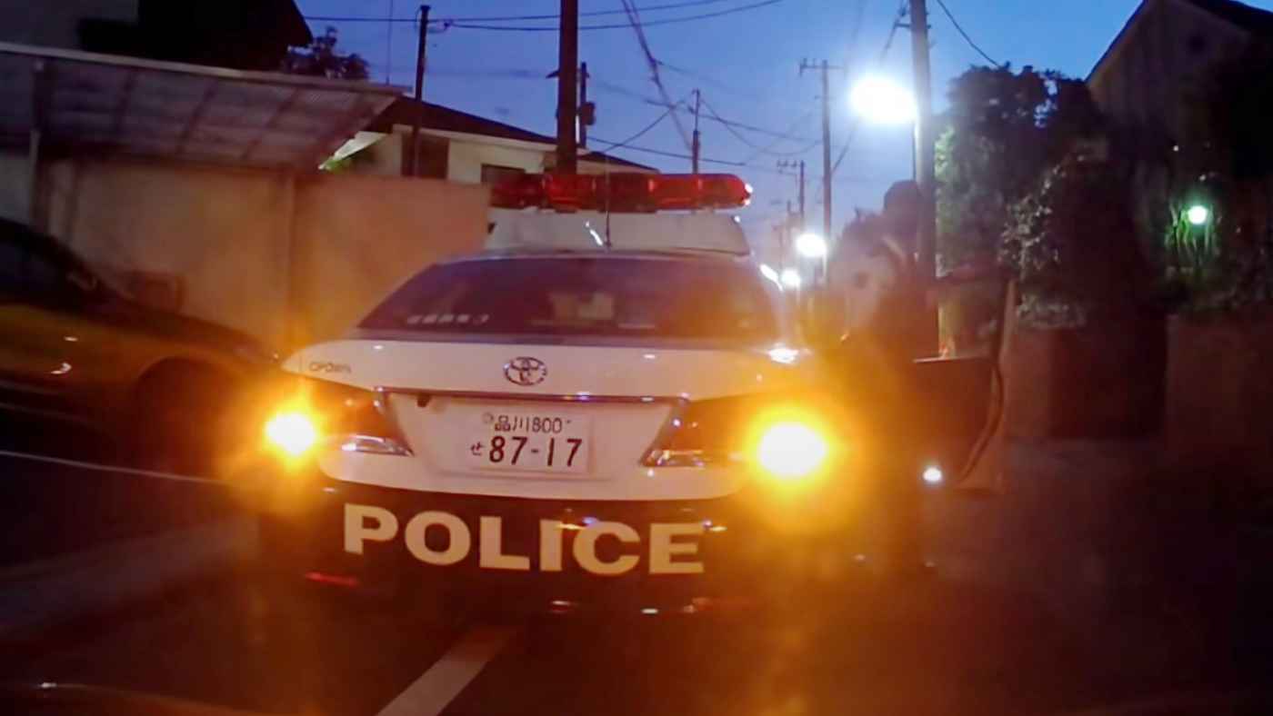 田園調布警察の無灯火のパトカーに猛烈パッシングで注意してみた動画が話題に ニコニコニュース