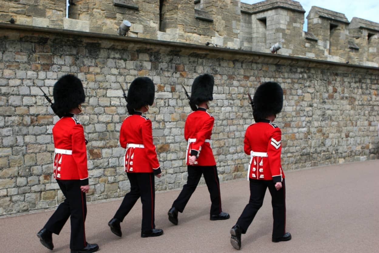 ロンドン塔の近衛兵が進路上の子供を押し倒す 任務とは言えあまりにも無慈悲との声も ニコニコニュース