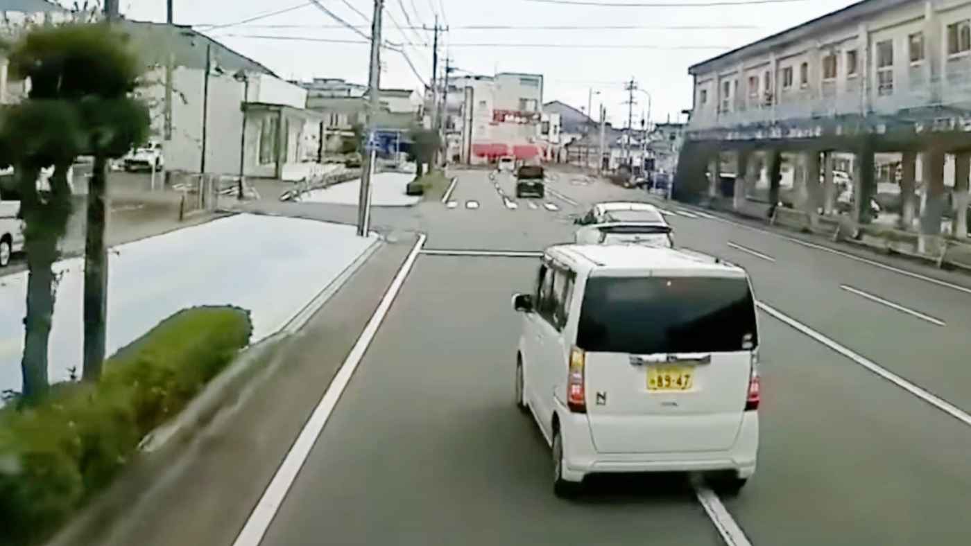 勘弁して 大型トラックにとって一番迷惑な運転をする自己中な軽自動車のせいでトラックが危機一髪 ニコニコニュース