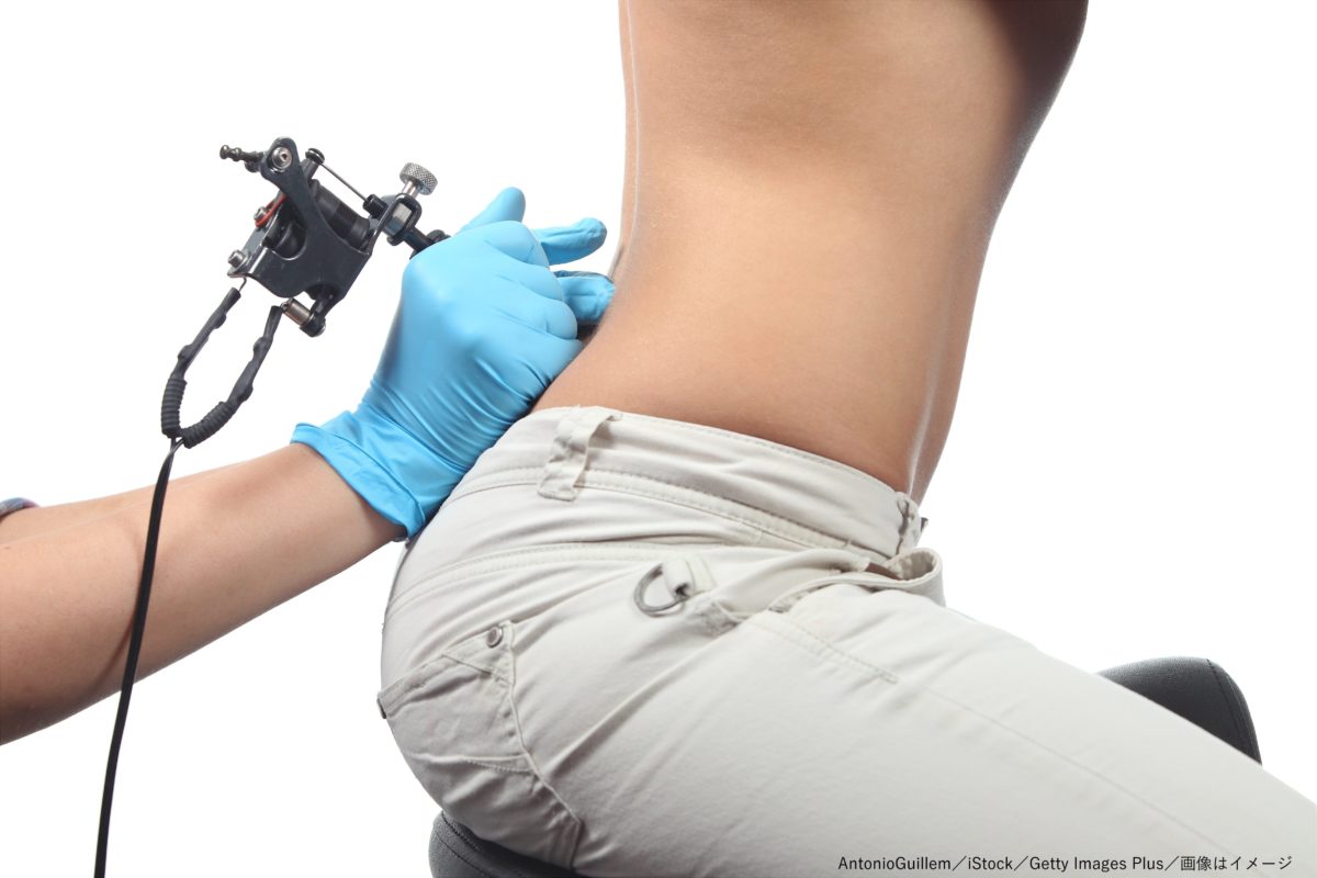 旅先で出会った男性の名前のタトゥーをお尻に入れた女性 10年越しに相手を捜索中 ニコニコニュース