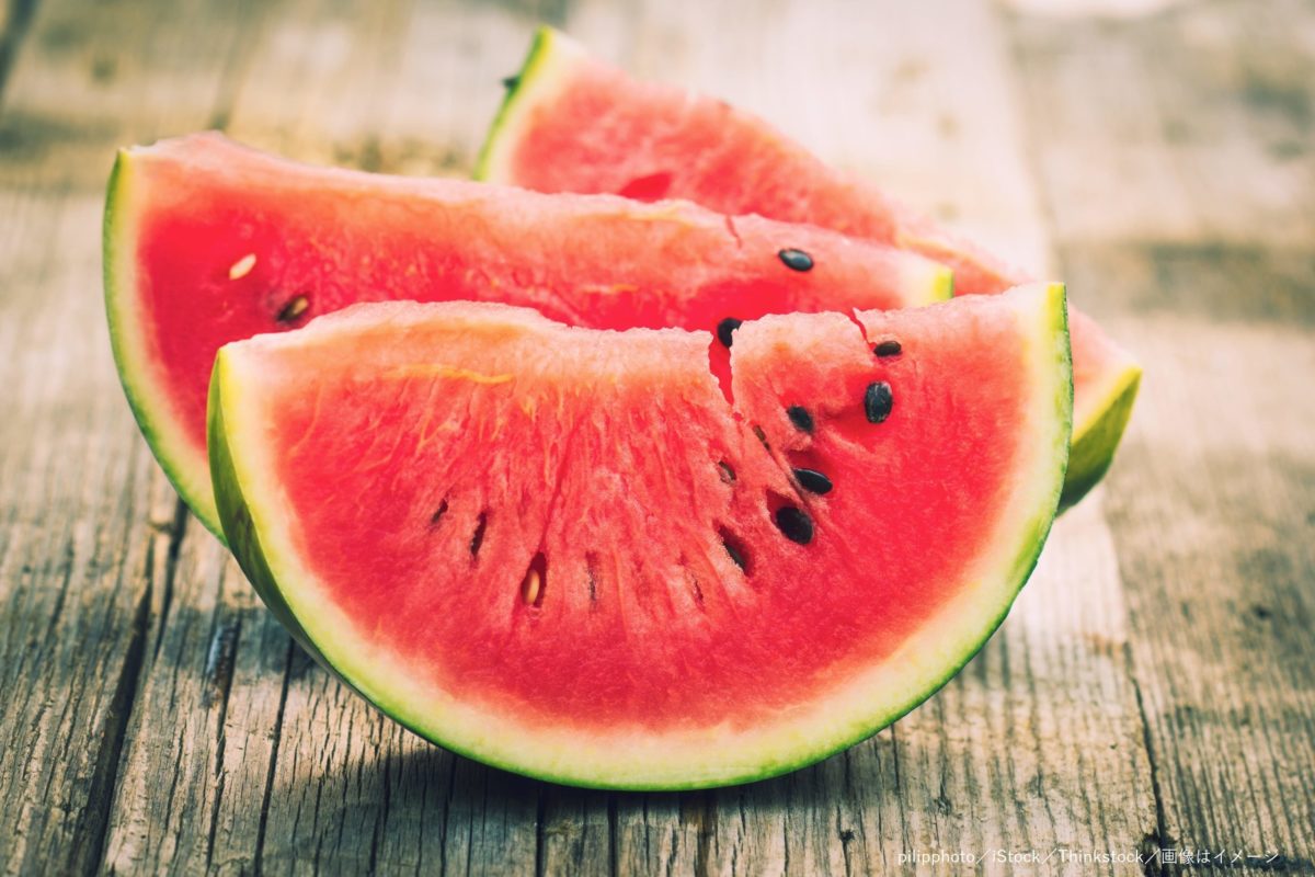 店頭のスイカをかじり去っていく女性 買うでも盗むでもない衝撃映像が話題に ニコニコニュース