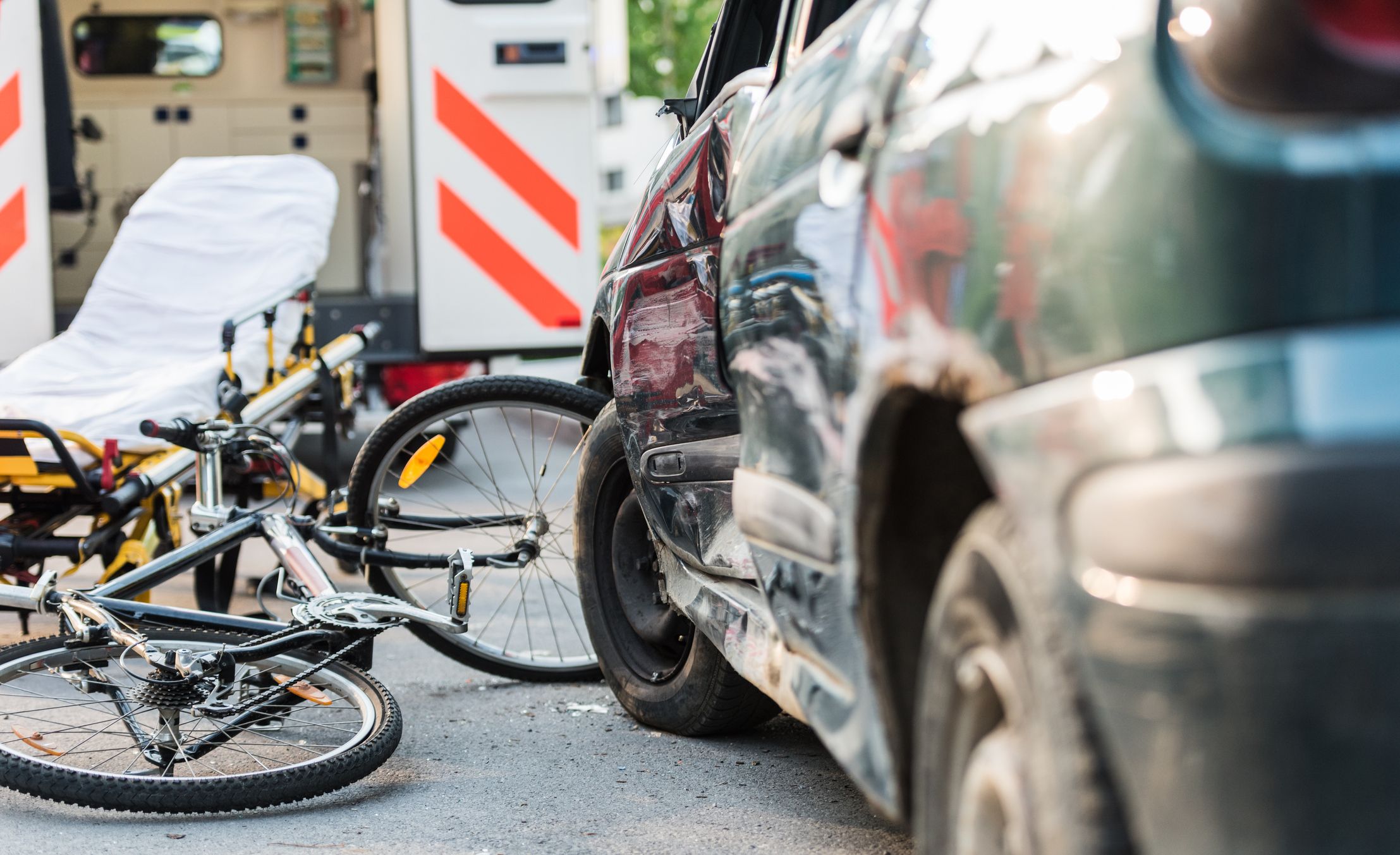 自転車が飛び出して車の後ろ側面