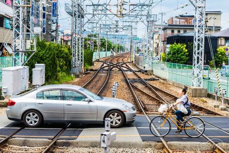 自転車で踏切を渡り逮捕された