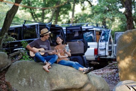 トヨタ ランドクルーザー78プラドでの車中泊がアツい バンライフの楽しみ方やおすすめの車中泊グッズもご紹介 ニコニコニュース