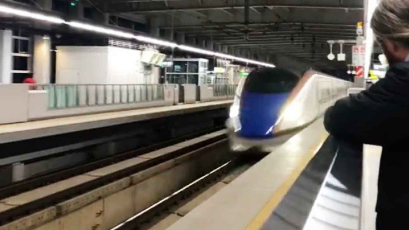 初めて新幹線を見た外国人の反応が話題に ニコニコニュース