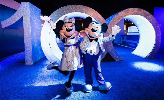 米ディズニー Disney 100 特別セレブレーション開催 新ナイトショー プラチナムカラーのパーク装飾 ニコニコニュース