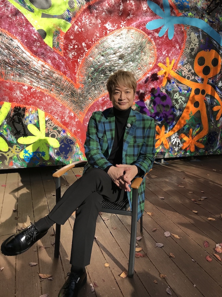 香取慎吾、約3年ぶりの個展『WHO AM I』開幕直前 特別番組の放送が決定 青山学院へサプライズ訪問 | ニコニコニュース