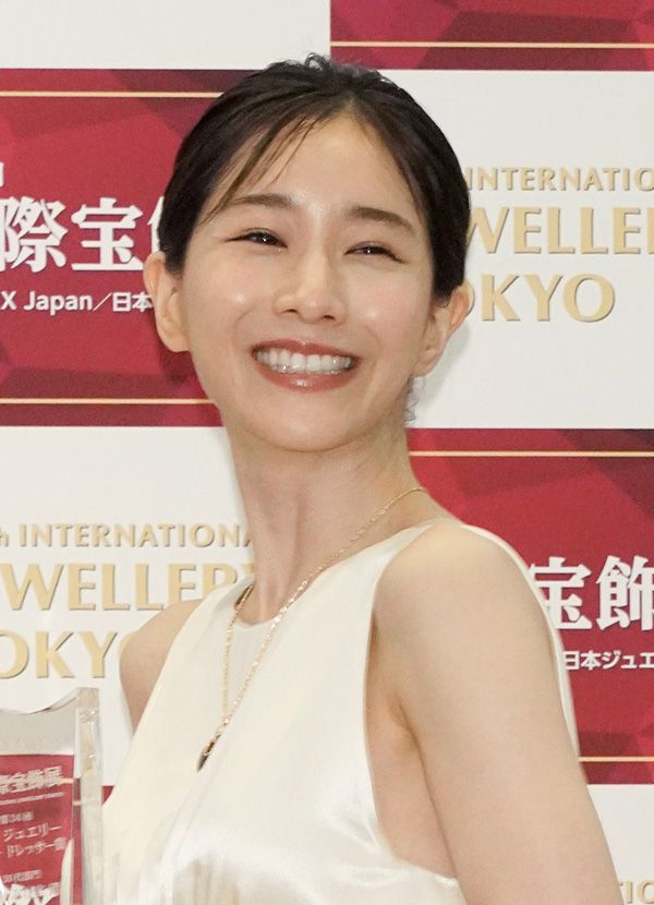 「大きな胸を肘で隠し…」“ぶりっ子”キャラ、anan美乳特集…田中みな実 36 が見せる「脱バラエティ」の“本気度” ニコニコニュース