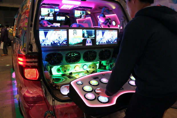 音ゲーができる700万の魔改造痛車がすごい 制作者にインタビュー ニコニコニュース