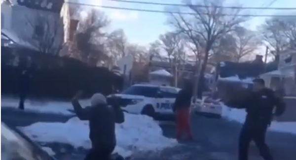 雪合戦する少年グループに銃を突きつけた警官が怖すぎると話題に 動画 ニコニコニュース