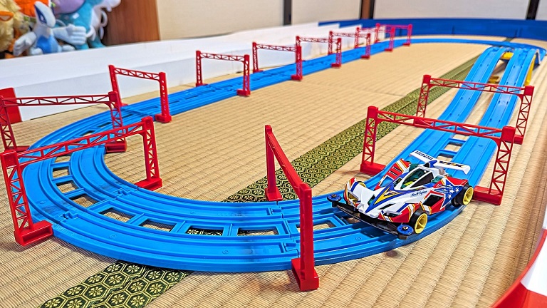 プラレールのコースを走れる「ミニ四駆」を作ってみた！ 専用
