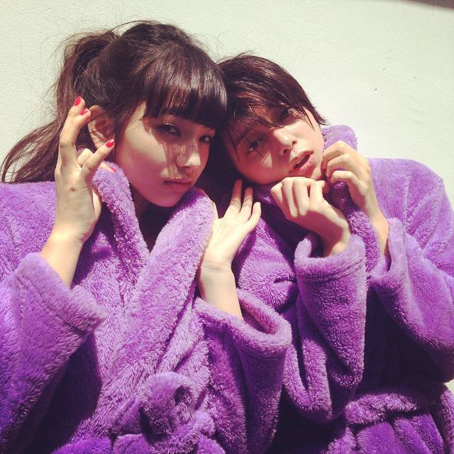 岸本セシルと小松菜奈のおフェロ写真に歓喜 バスローブ姿のツーショットを公開 ニコニコニュース