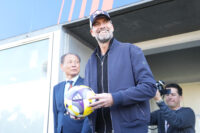 クロップ氏が大宮降臨！　“RB”新体制の初陣、サプライズでファーストピッチセレモニーに登場 | ニコニコニュース