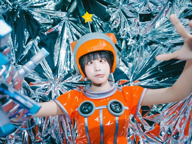 ano、新曲メイキング動画公開　壊れた世界の“ゆがみ”表現した『僕とロボコ』主題歌「ロりロっきゅんロぼ」 | ニコニコニュース