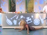 【痛たたた…】イタリアの料理番組で女優の股が裂けちゃった！？ | ニコニコニュース