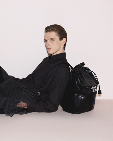 フェンディ、2025-26年秋冬コレクションより「フェンディ