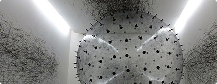 毛穴から出てきたヒゲが白い壁に毛のような模様を描くみたいに見える不気味系インスタレーション | ニコニコニュース