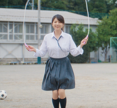 57歳です」飯島直子、“数十年ぶり”制服姿も完璧な着こなし | ニコニコ