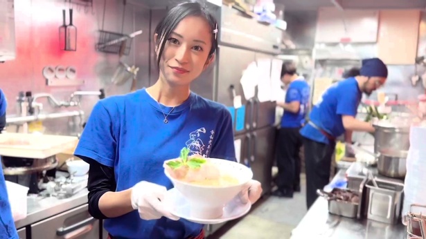 SNSで話題の美人ラーメン店主に密着 動画投稿で月商が5倍、婚姻届を持ってくる海外ファンも＜ダマってられない女たち | ニコニコニュース