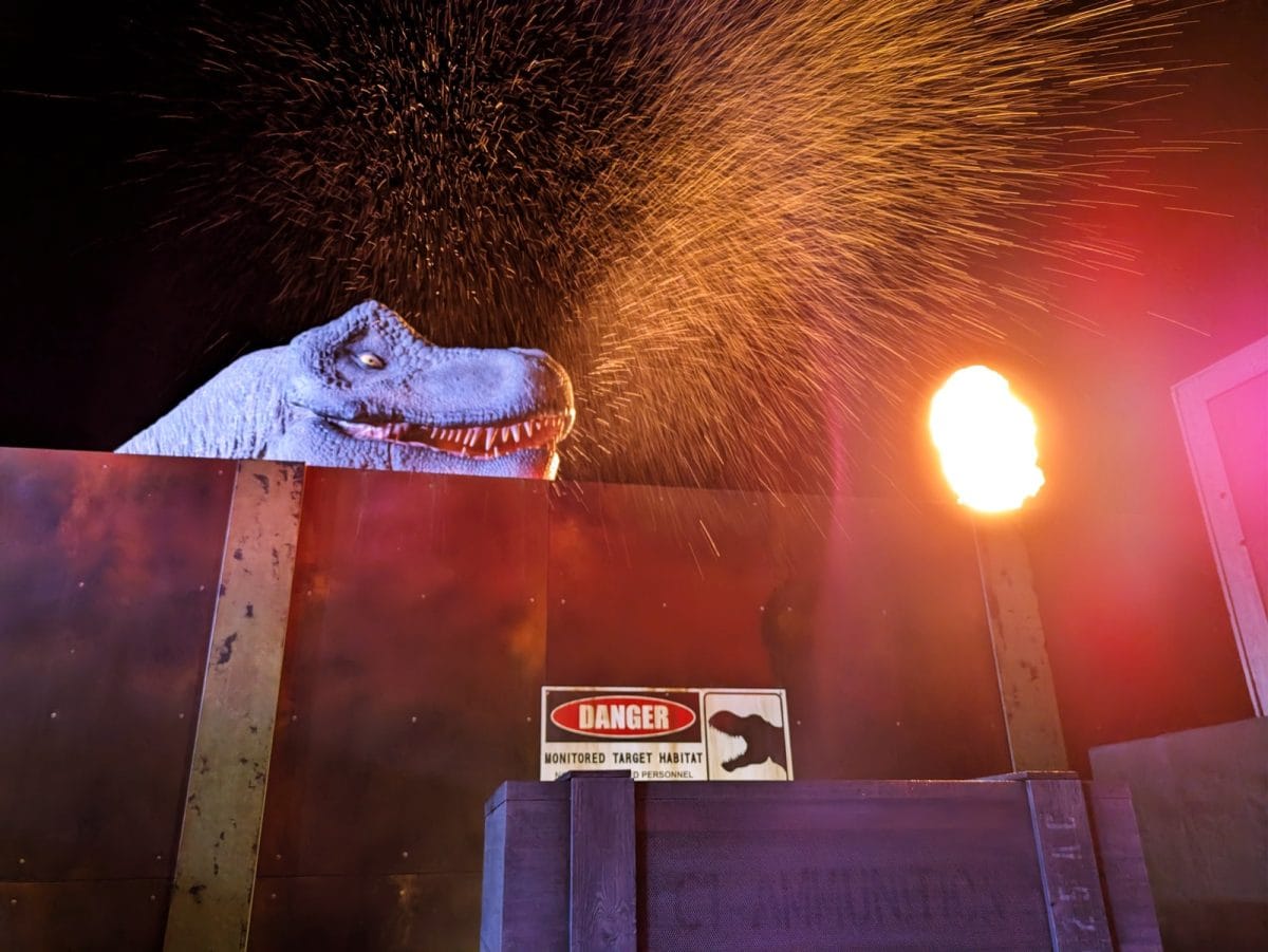 ジャングリア沖縄のナイトサファリで恐竜の夜体験