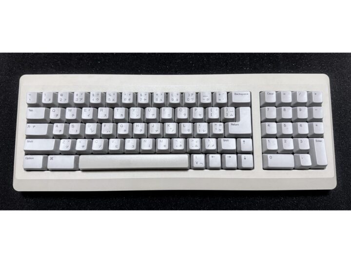Macintosh Plusのメカニカルキーボードと金属ボール搭載のマウス／今井