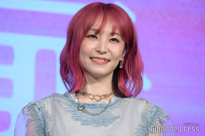 LiSA、膝上ミニで美脚スラリ 台湾でのデビュー15周年会見ショットに反響「スタイル良すぎ」「世界の歌姫」 | ニコニコニュース