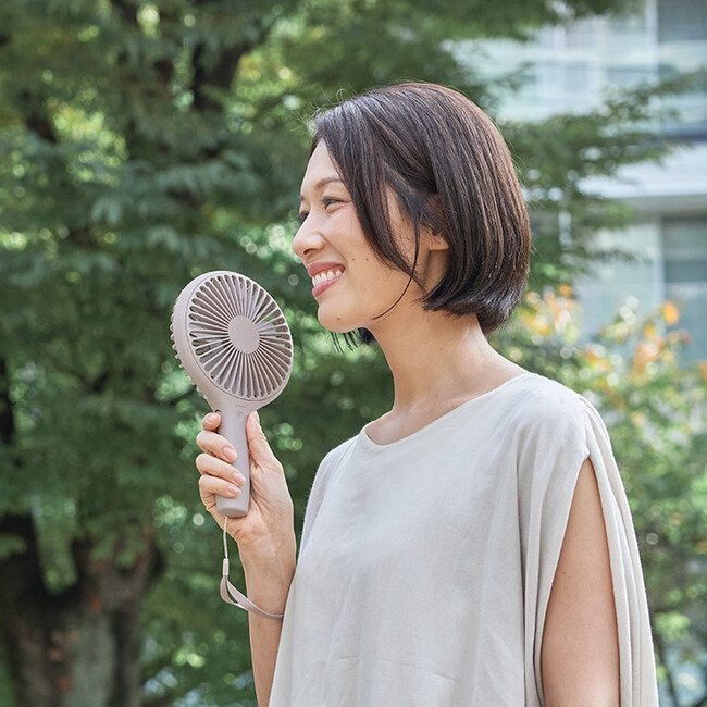 手で扇ぐ時代はこれで終わり！うちわサイズのファンが広範囲に大送風！「うちわハンディファン スタンド付」がLife on | ニコニコニュース