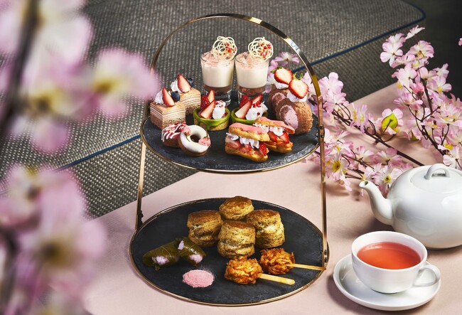 満開の桜と苺が彩る春のアフタヌーンティー