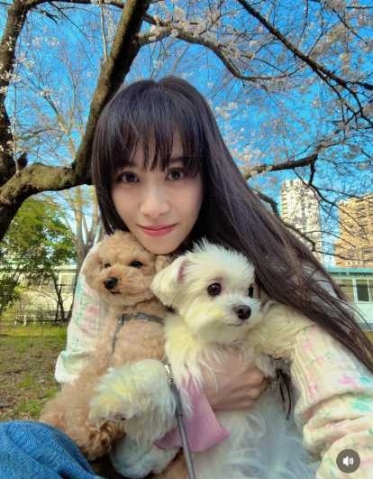 春爛漫のあ〜ちゃんと愛犬、心温まるショットを共有！