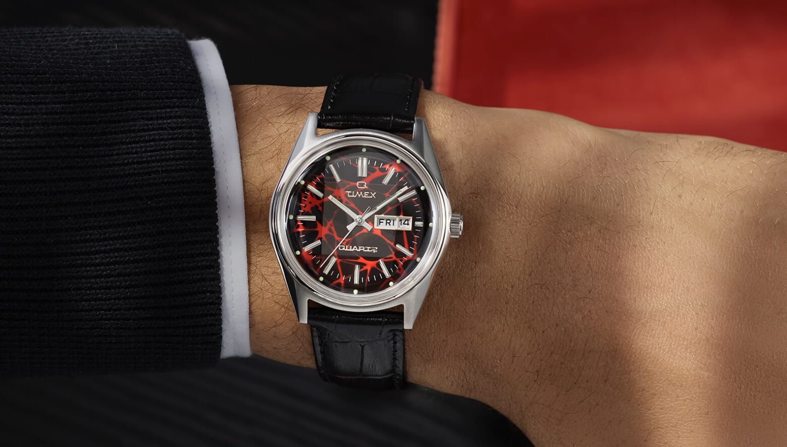 タイメックスから70年代の名作モデルが復刻。漆黒と深紅のマーブル文字