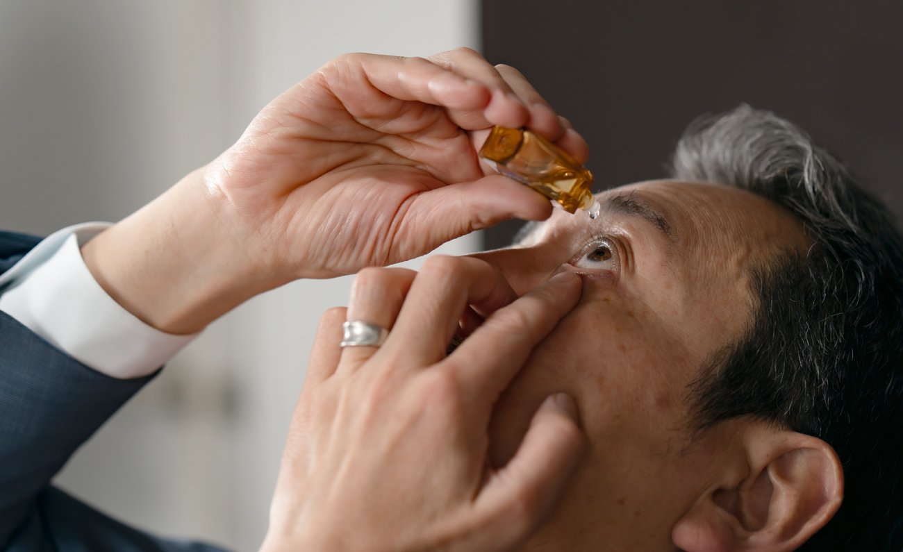 まぶたが垂れ下がる「眼瞼下垂」に使える点眼薬が登場、手術をする前の選択肢に | ニコニコニュース