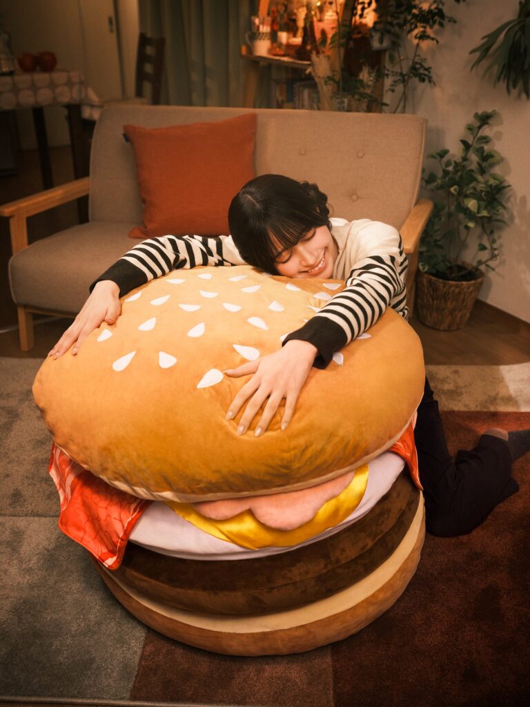 マクドナルド「月見バーガー」特大クッションが抽選で当たる