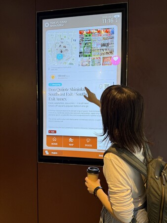 ホテル向けデジタルサイネージ「FLOWNAVI」、東急ステイ新宿3施設に導入 記念日演出も追加