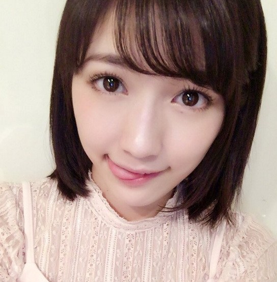 AKB48・渡辺麻友、悶絶級に可愛すぎる「舌ペロ」写真に瞬殺されるファン続出　「まゆゆはやっぱり最強」 | ニコニコニュース