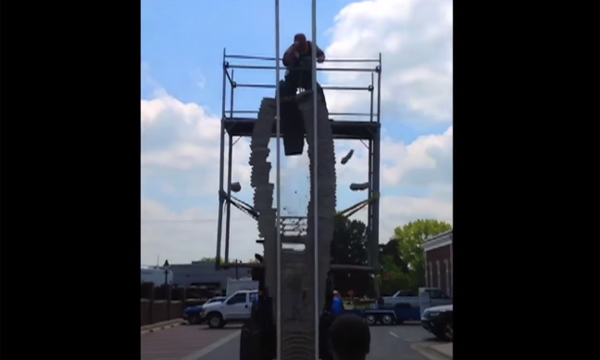 一瞬で枚の瓦を真っ二つに 世界記録を樹立した前代未聞の 瓦割りパフォーマンス が異次元すぎる 動画 ニコニコニュース