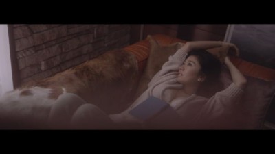 篠原涼子の下着cm ふっくら谷間 でソファにゴロリ ニコニコニュース