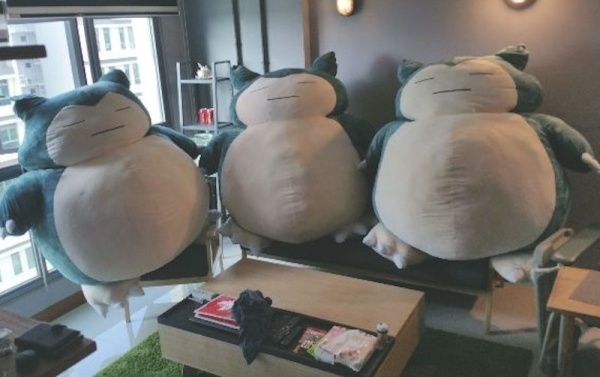 ポケモン悲劇 デカすぎるカビゴンのぬいぐるみ３体を妻にプレゼント 妻ブチ切れで離婚危機に ニコニコニュース