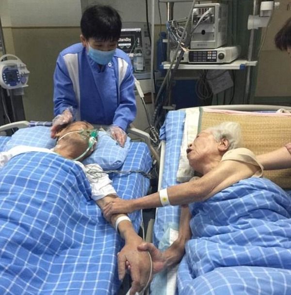 泣ける ９０代の夫婦 最後の別れに手を取り合い偲ぶ姿が世界中で涙 ニコニコニュース