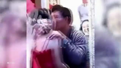 動画 結婚式で周りにはやし立てられ新婦と父親が濃厚キスするハメに 中国の文化だった ニコニコニュース