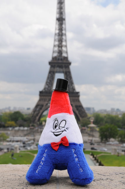 エッフェル塔 ぬいぐるみ フランス パリ Paris キャラクター　ピンク 日本だけじゃない！ エッフェル塔にも“ゆるキャラ”がいた