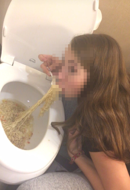 女子高生が便器にインスタント麺を入れて食べる画像をツイート 非難殺到 ニコニコニュース 女子高生が便器にインスタント麺を入れて食べる画像をツイート 非難殺到 ニコニコニュース