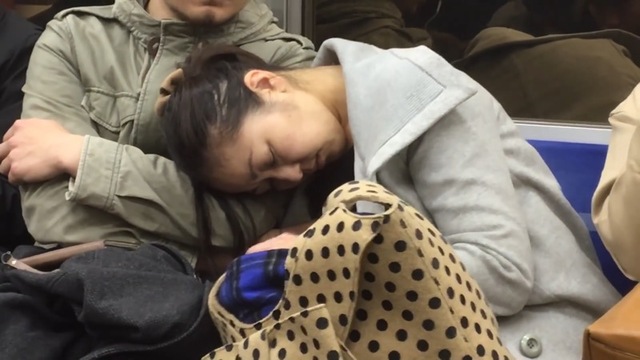 動画 卑劣 寝てる女性に対し電車内で痴漢行為 ニコニコニュース