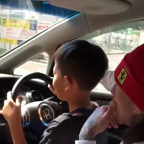 子供を運転席に座らせ公道を運転させる危険行為動画を公開 子供 警察居るよ ニコニコニュース