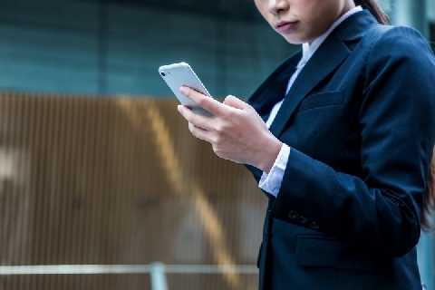 歩きスマホ の新たなリスク スマホ当たり屋 に遭ったらどう対処すべき ニコニコニュース