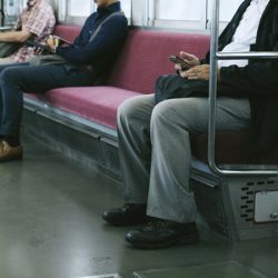 ガラガラなのになぜ隣に座る 電車のオジサンの 罪に問えない 迷惑行為 ニコニコニュース