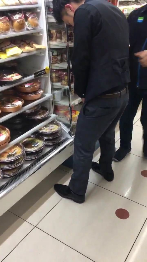ファミリーマートの店内のパスタに向かって放尿行為 動画が拡散し騒動に 警察も出動 ニコニコニュース