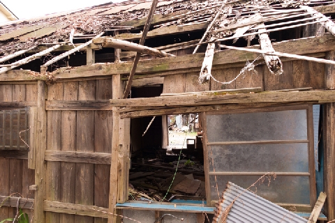 近所の あばら家 風雨のたびに 屋根の切れ端 が飛び散って不安 どうすれば ニコニコニュース